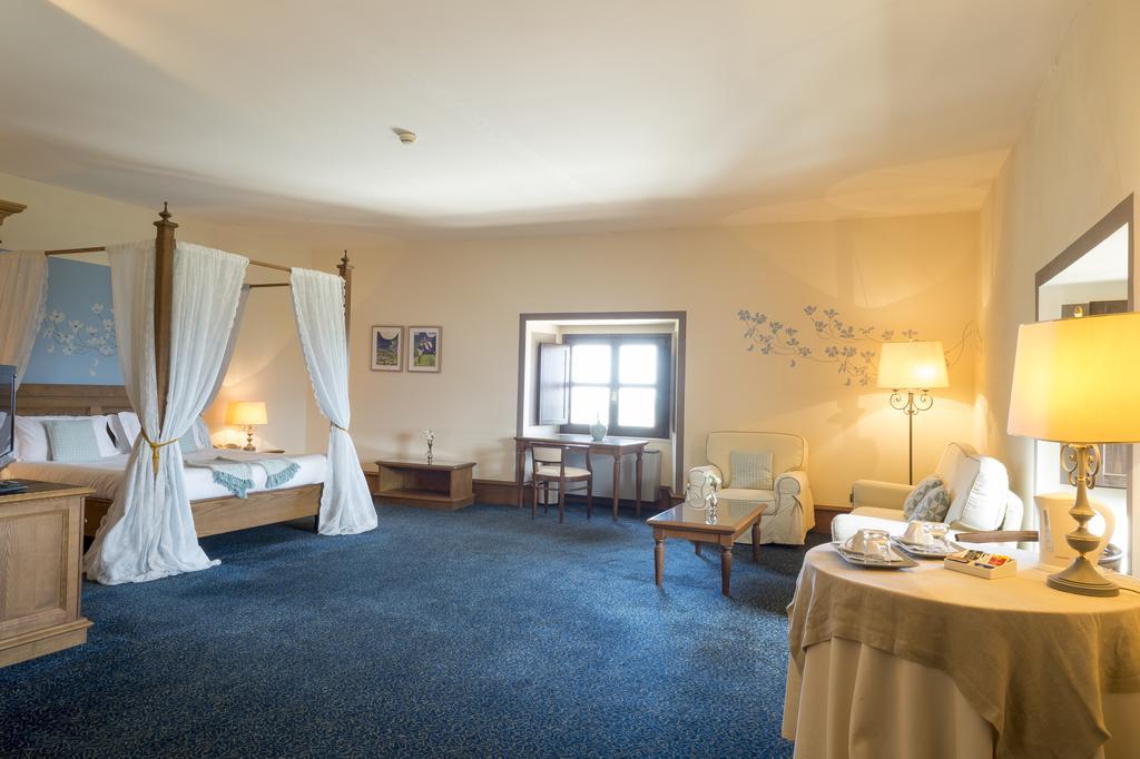 Castello Chiola Dimora Storica Hotel Лорето Апрутино Екстериор снимка