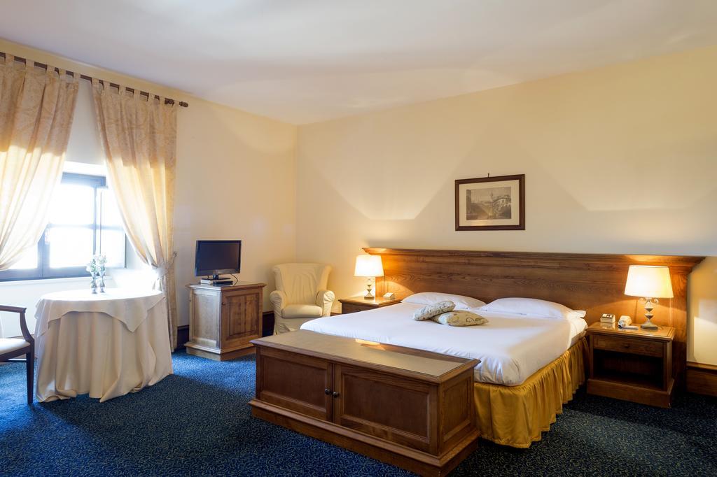 Castello Chiola Dimora Storica Hotel Лорето Апрутино Екстериор снимка