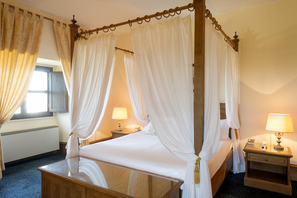 Castello Chiola Dimora Storica Hotel Лорето Апрутино Екстериор снимка