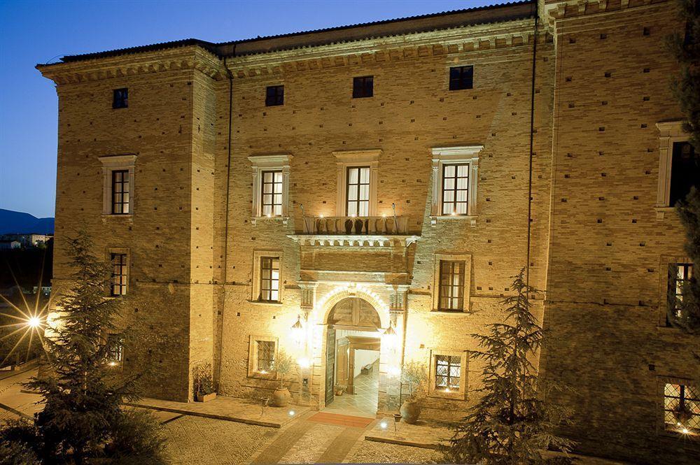Castello Chiola Dimora Storica Hotel Лорето Апрутино Екстериор снимка