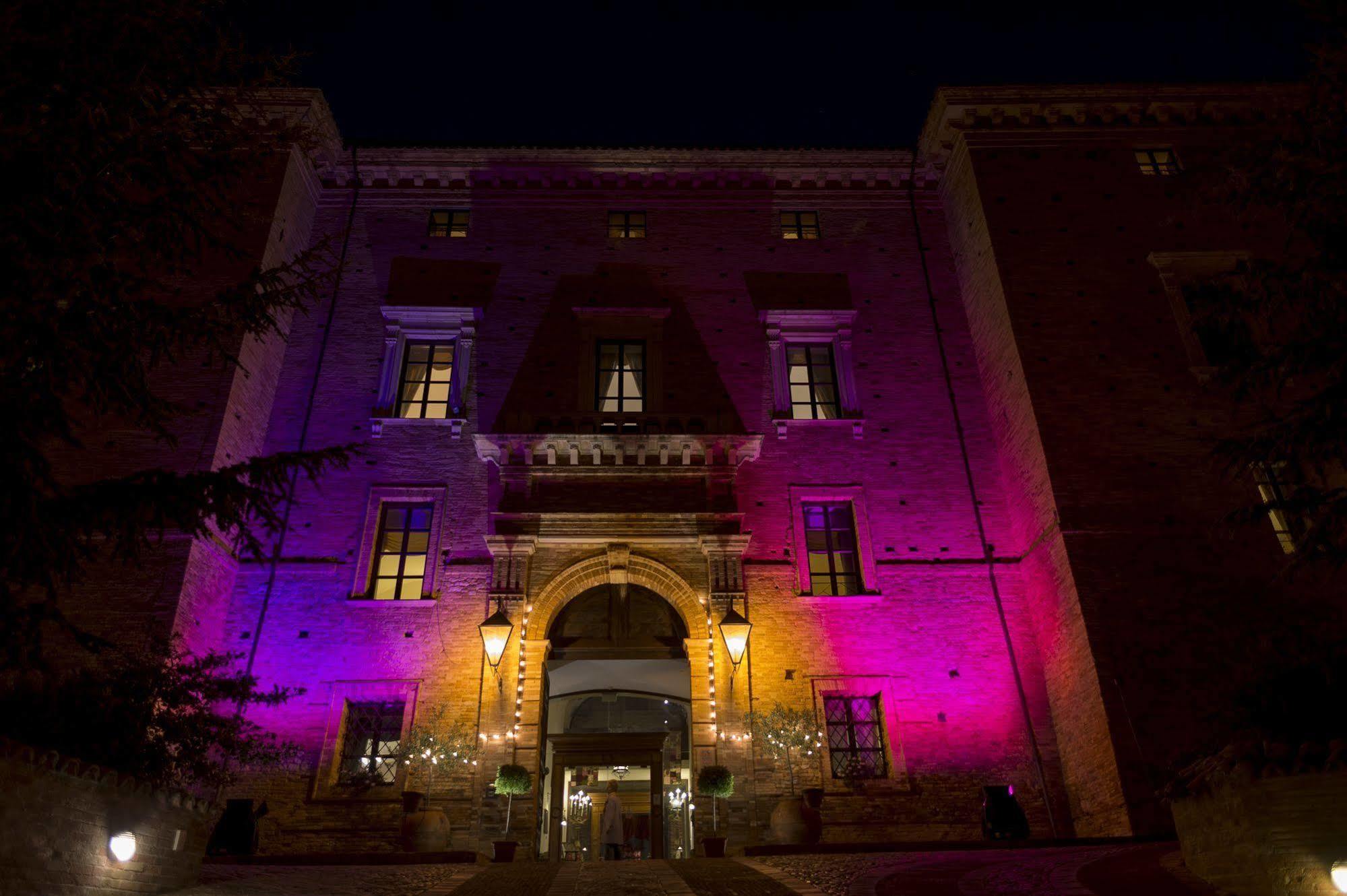 Castello Chiola Dimora Storica Hotel Лорето Апрутино Екстериор снимка