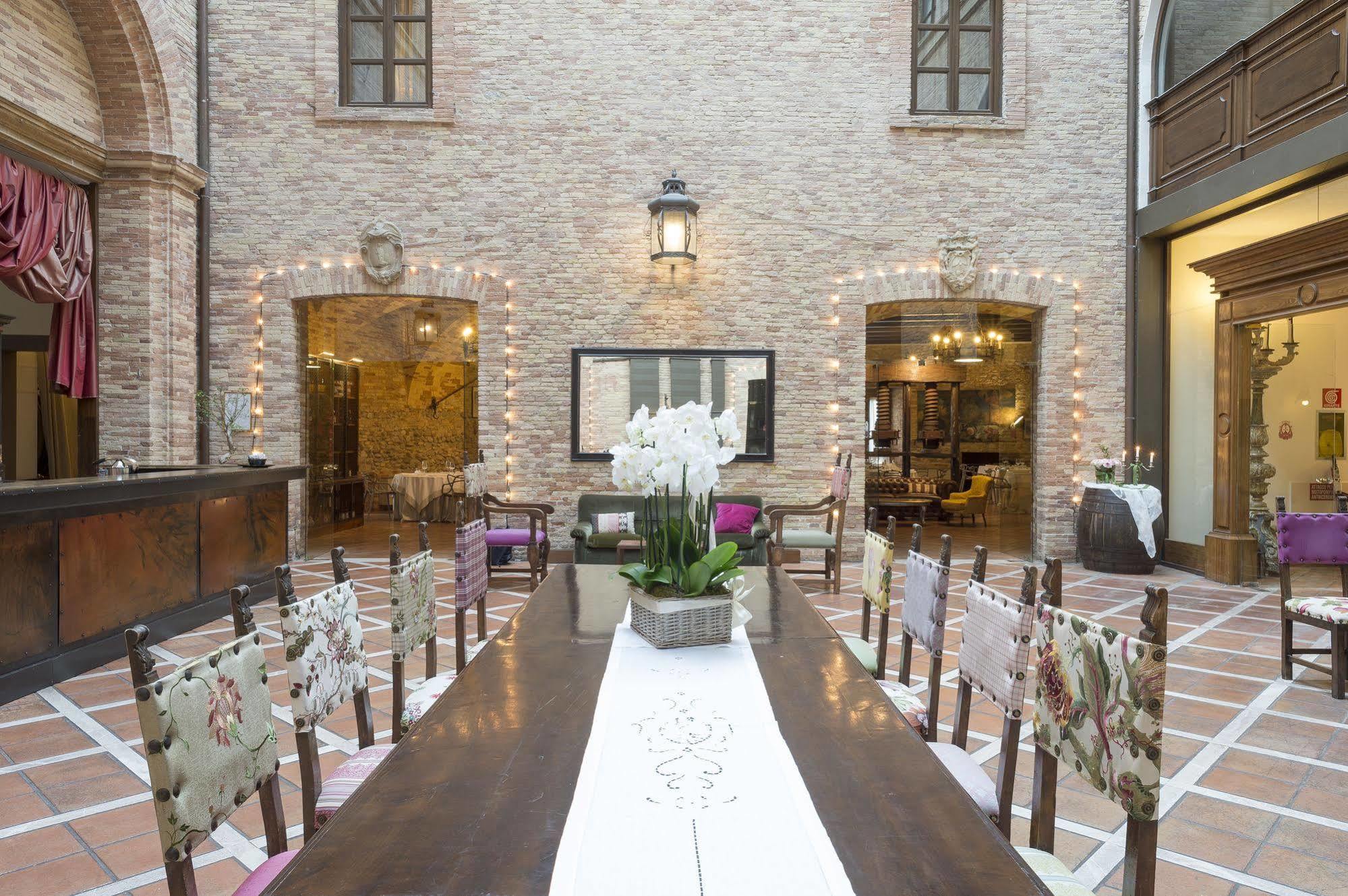 Castello Chiola Dimora Storica Hotel Лорето Апрутино Екстериор снимка