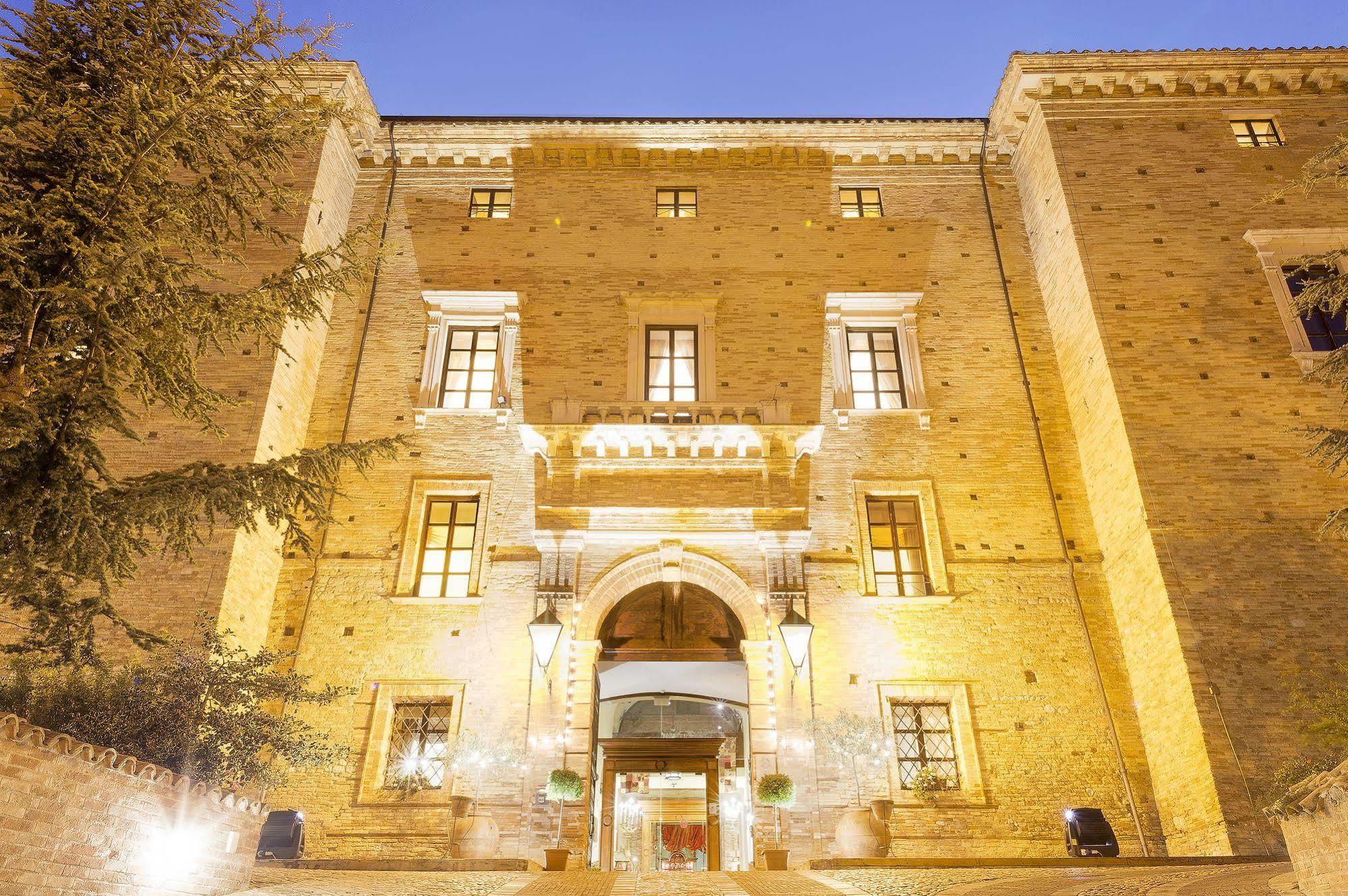 Castello Chiola Dimora Storica Hotel Лорето Апрутино Екстериор снимка