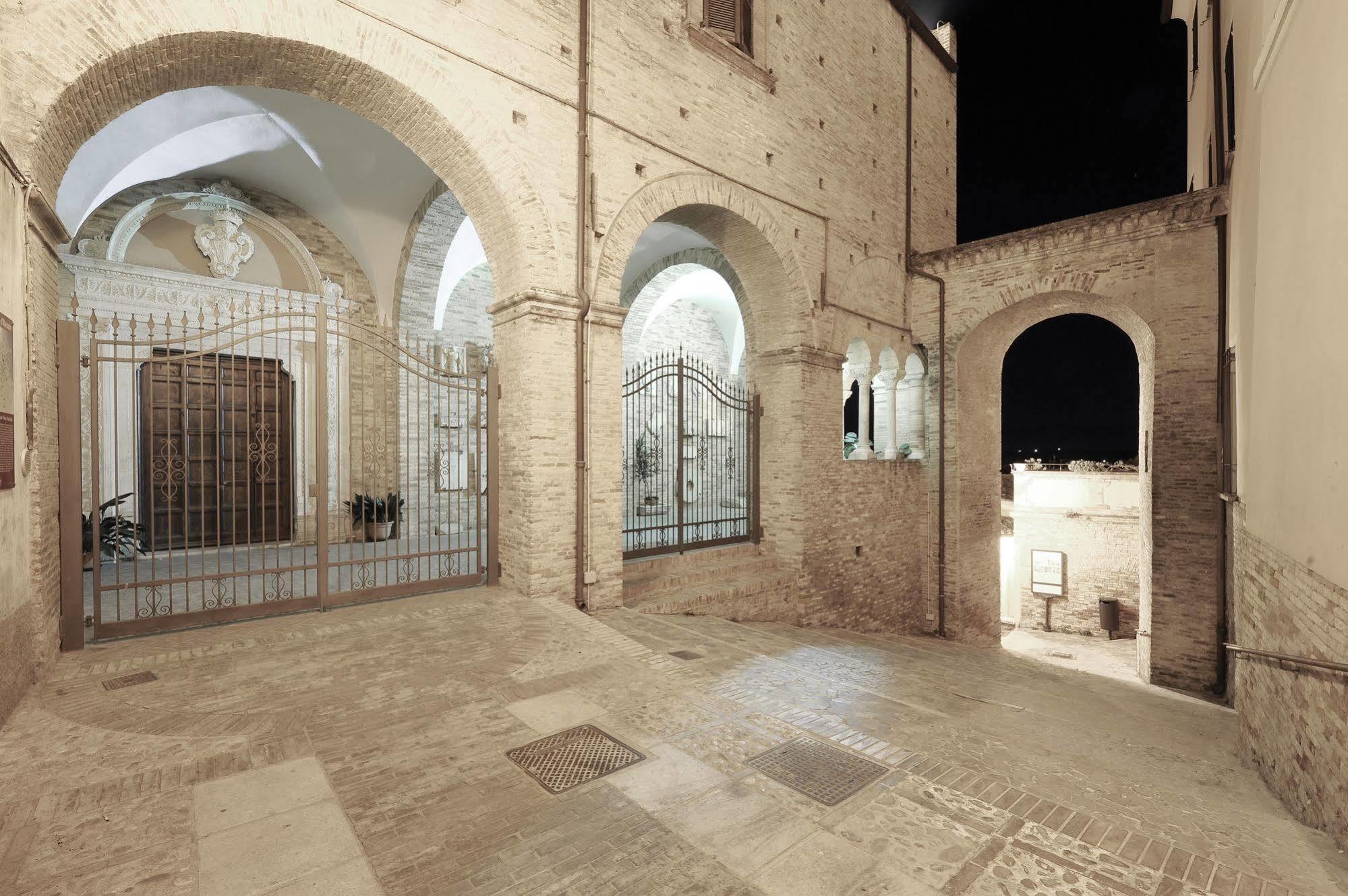 Castello Chiola Dimora Storica Hotel Лорето Апрутино Екстериор снимка