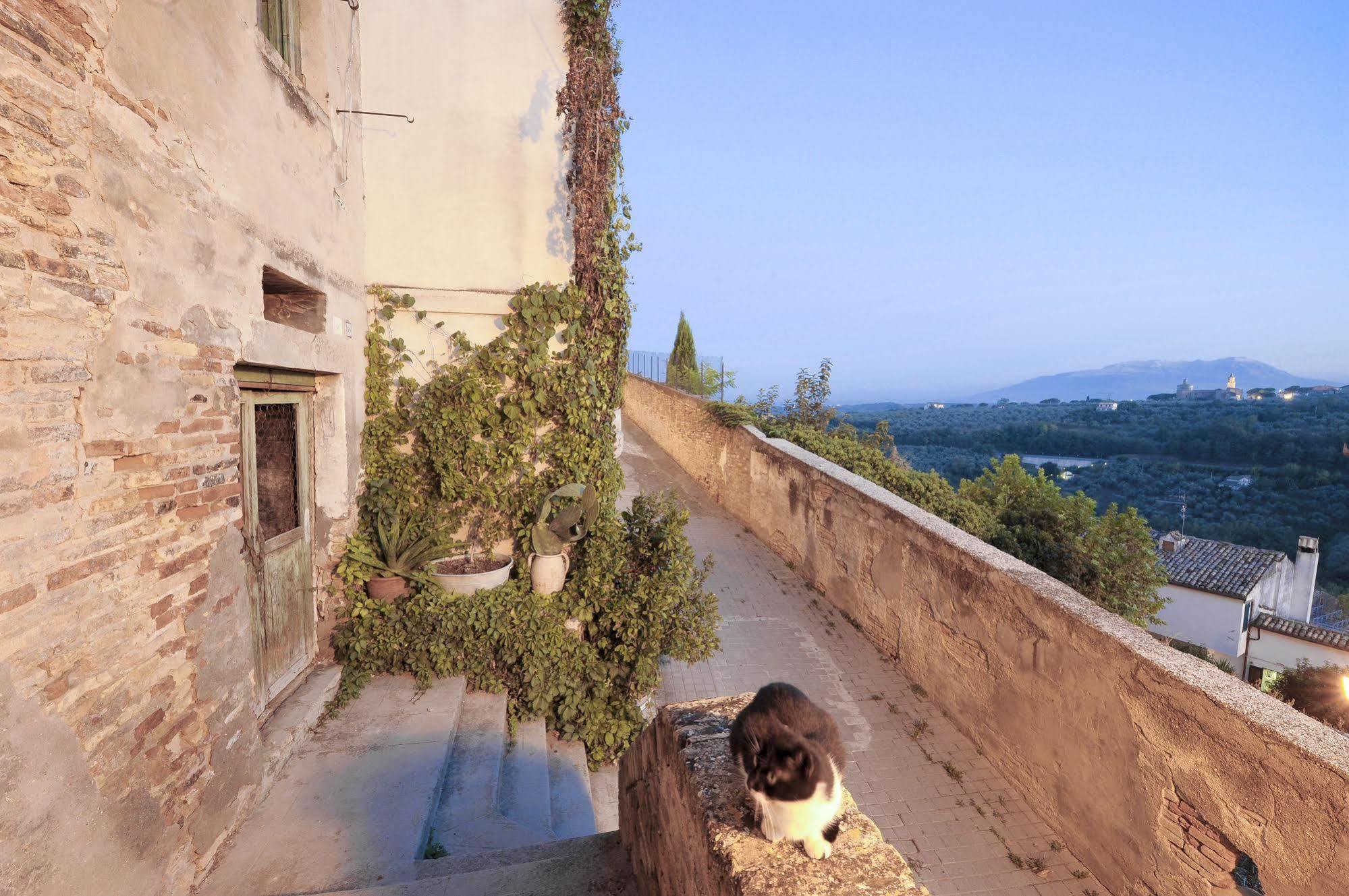Castello Chiola Dimora Storica Hotel Лорето Апрутино Екстериор снимка