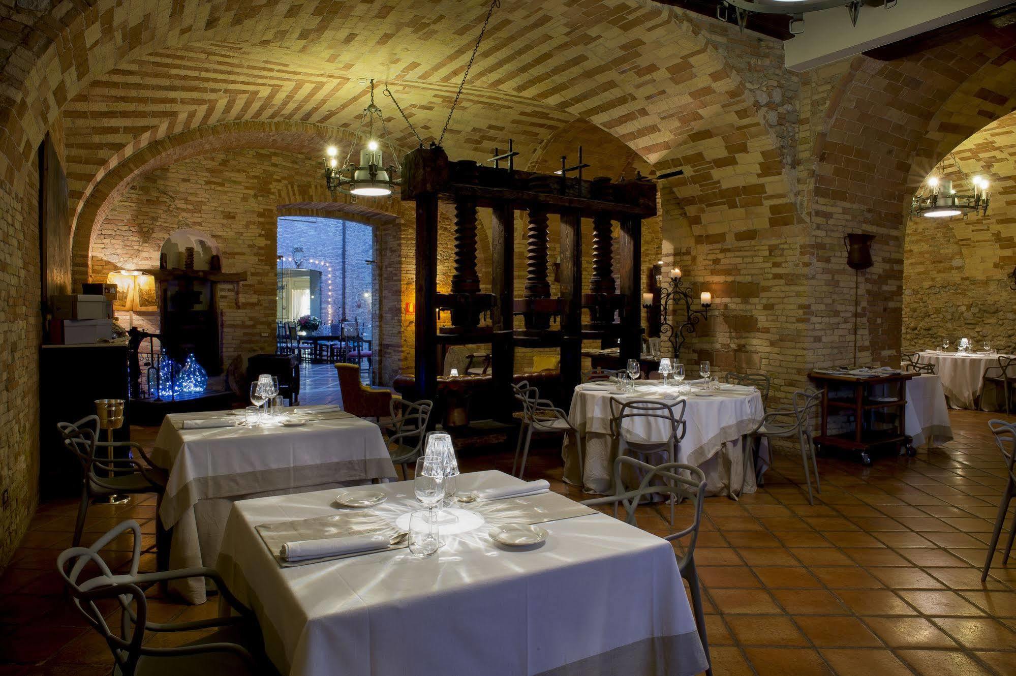 Castello Chiola Dimora Storica Hotel Лорето Апрутино Екстериор снимка