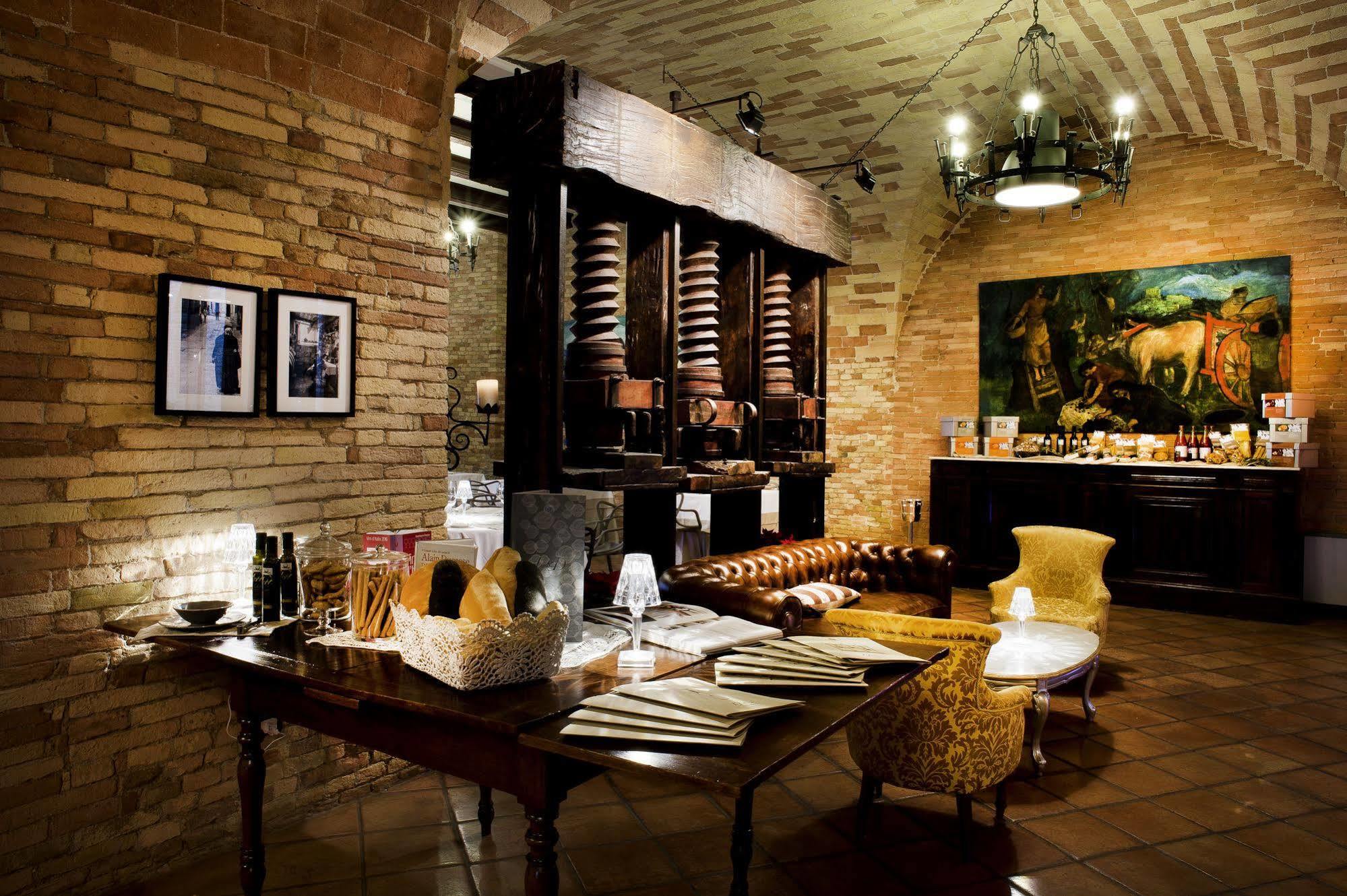 Castello Chiola Dimora Storica Hotel Лорето Апрутино Екстериор снимка