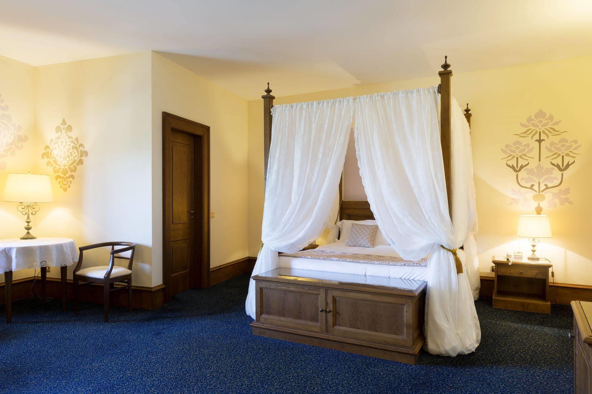 Castello Chiola Dimora Storica Hotel Лорето Апрутино Екстериор снимка