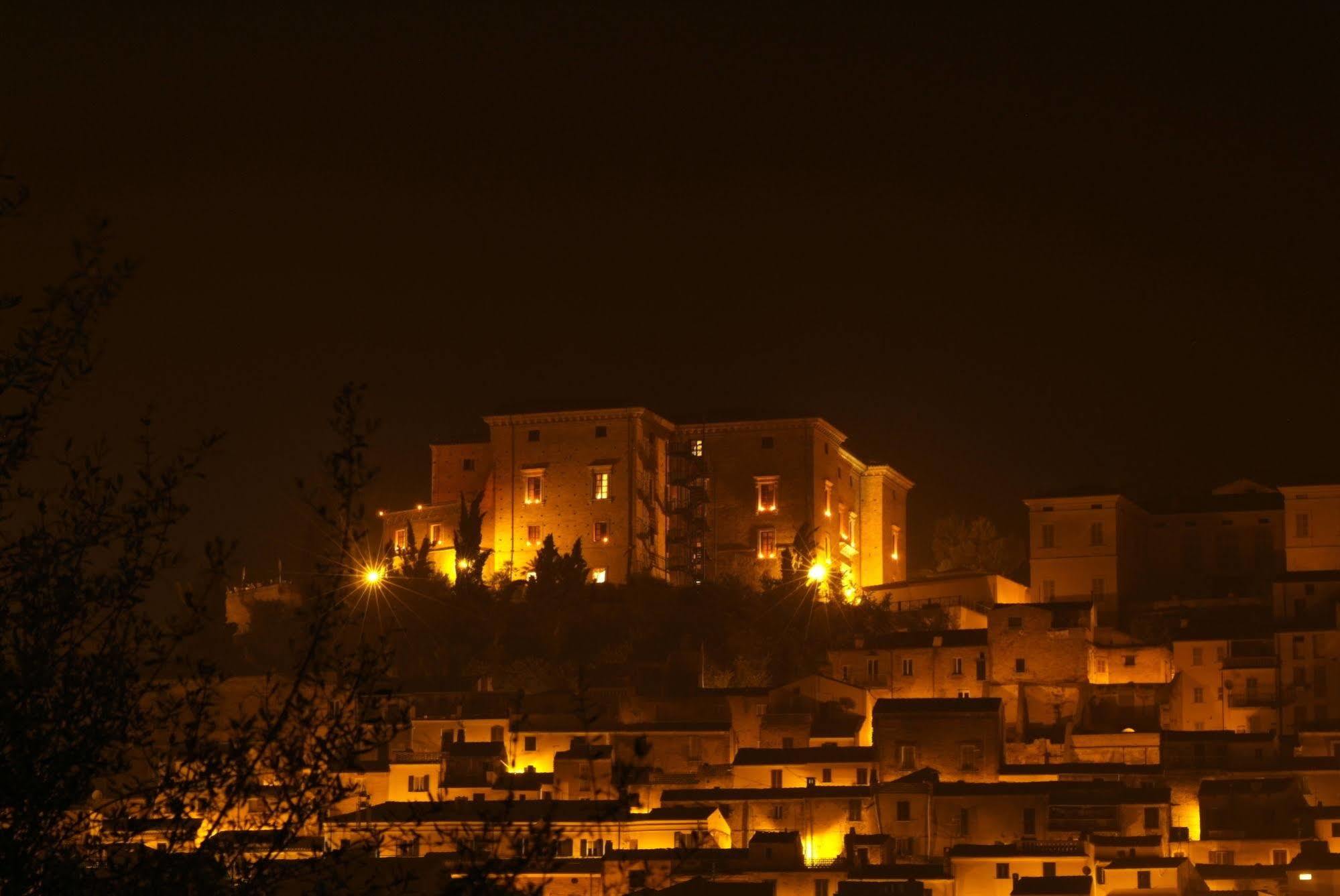 Castello Chiola Dimora Storica Hotel Лорето Апрутино Екстериор снимка