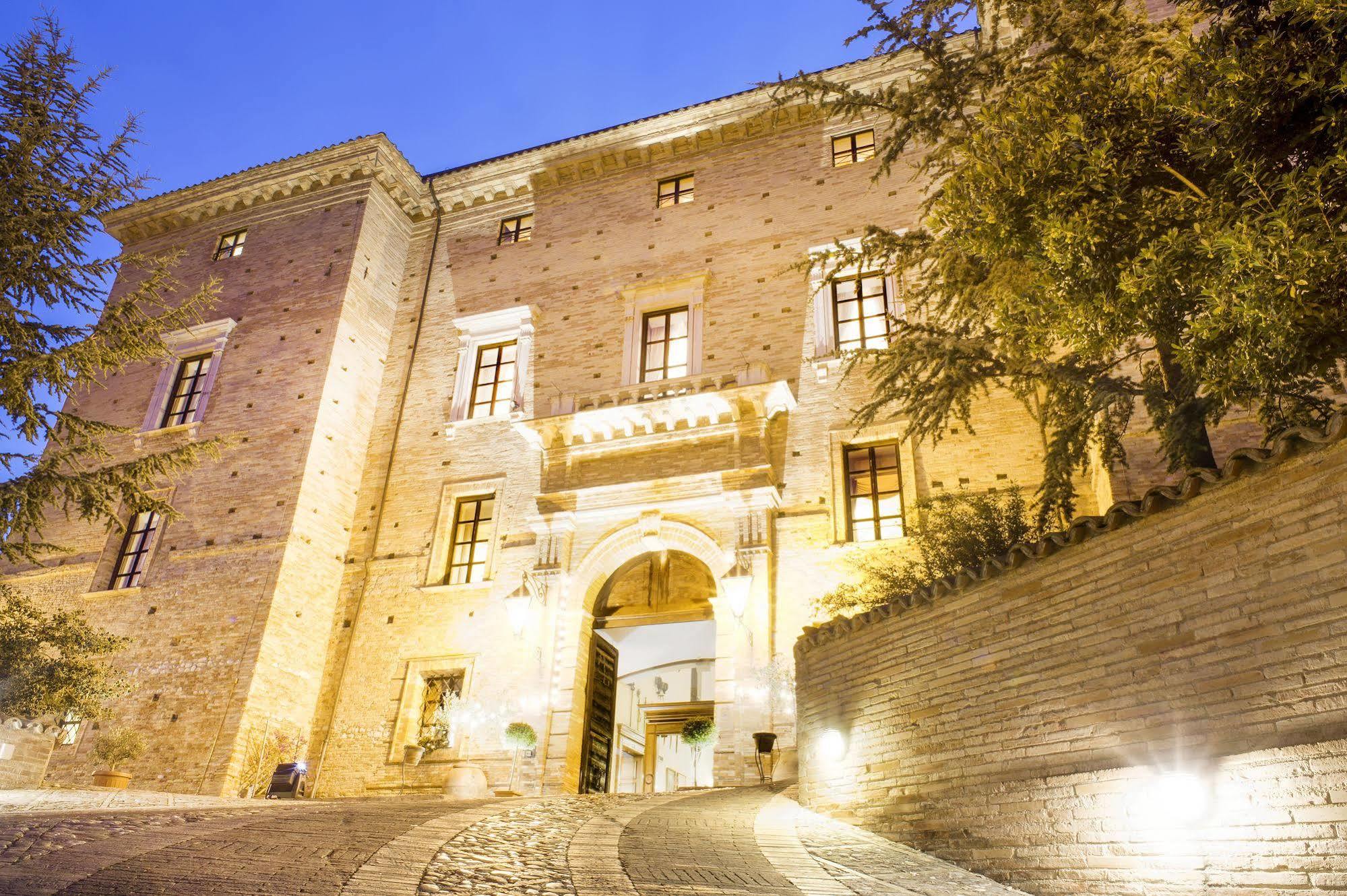 Castello Chiola Dimora Storica Hotel Лорето Апрутино Екстериор снимка