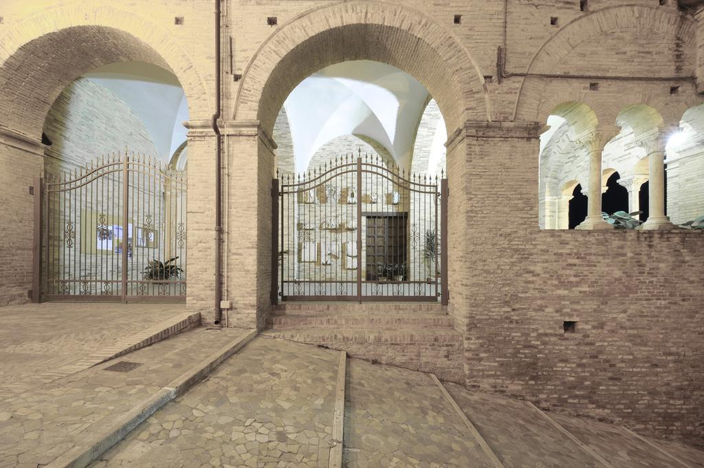 Castello Chiola Dimora Storica Hotel Лорето Апрутино Екстериор снимка
