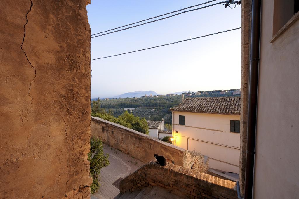 Castello Chiola Dimora Storica Hotel Лорето Апрутино Екстериор снимка
